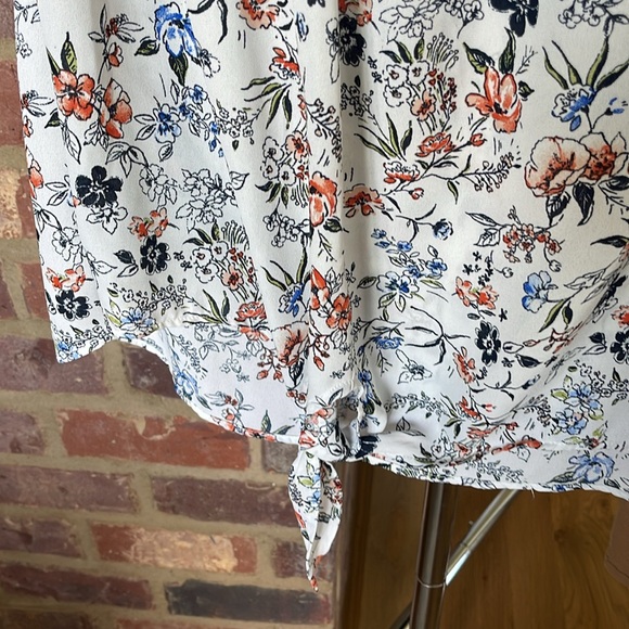 Cute flutter sleeve top 🌸 - Picture 2 of 5